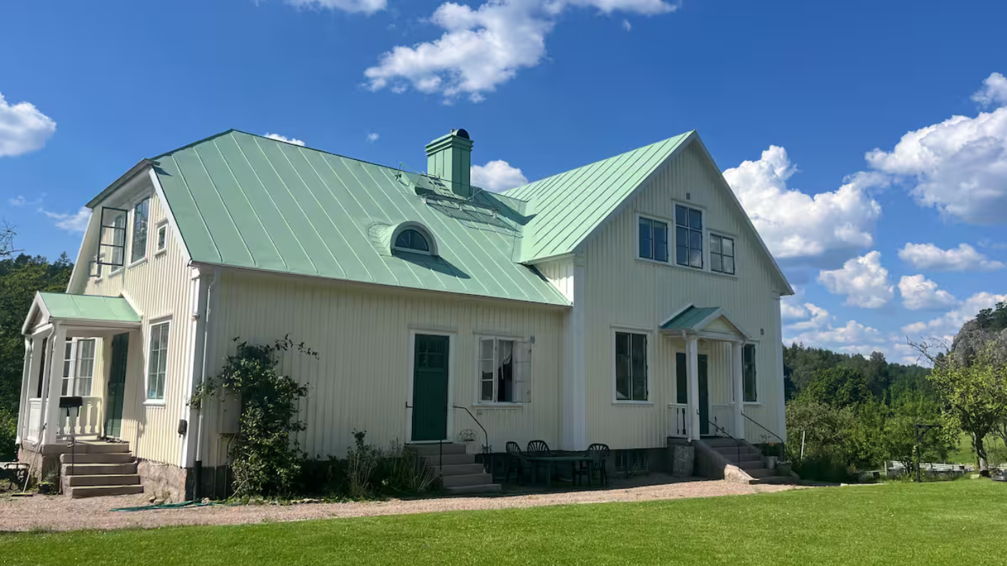 Voormalige school van Lyckebro met wit houten huis waar je in de oude gymzaal kunt overnachten