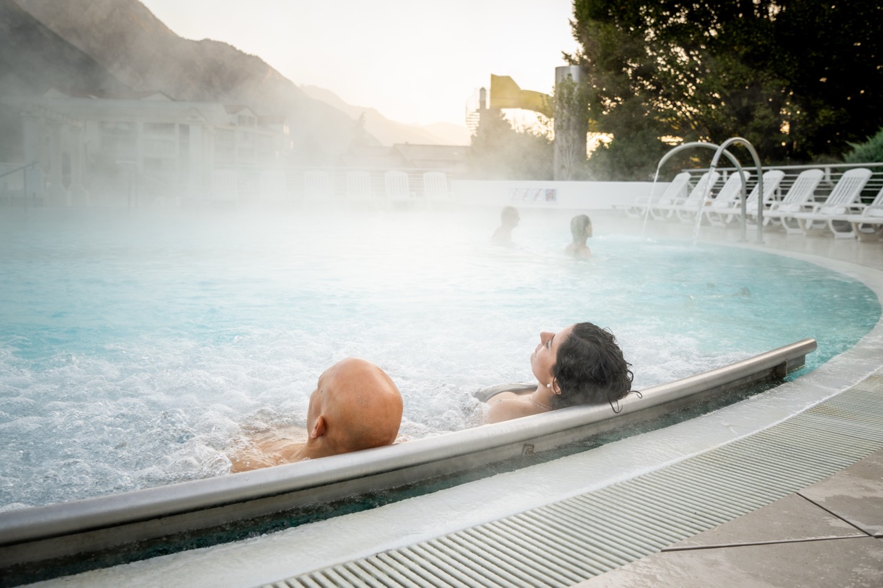 Ook zonder pijnlijke spieren werkt een bezoek aan de Bains de Saillon weldadig. In de spa en het bijbehorende viersterrenhotel ontspan je in baden en een thermale rivier van 32 tot 34°C, een sauna en een hammam.