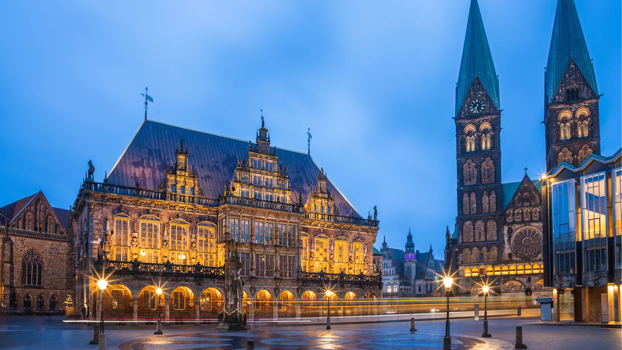Verlicht stadhuis van Bremen en de Dom van St. Petri tijdens het blauwe uurtje op de historische Marktplatz.