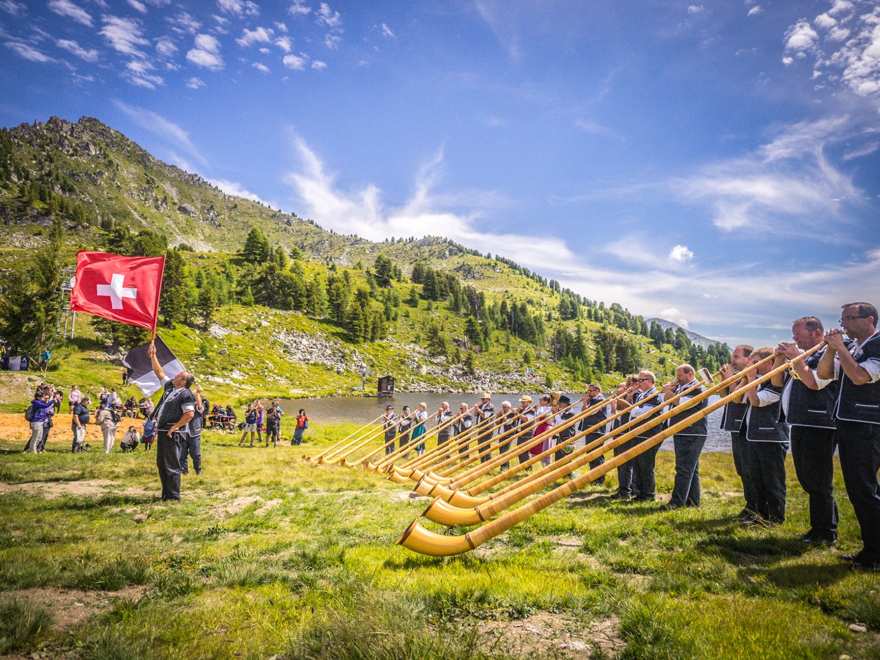 Heb je je ooit afgevraagd hoe het klinkt als er op honderd alpenhoorns tegelijk wordt geblazen? Dan heb je vast wel oren naar het Internationale Alpenhoorn Festival in Nendaz. 