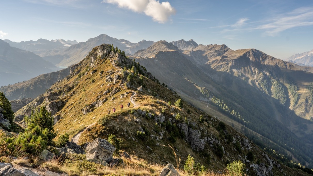 Hikers wandelen door de bergen in Nendaz, Zwitserland