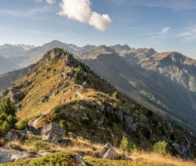 Hikers wandelen door de bergen in Nendaz, Zwitserland