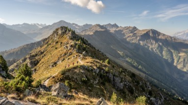 Hikers wandelen door de bergen in Nendaz, Zwitserland