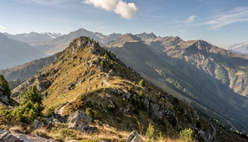 Hikers wandelen door de bergen in Nendaz, Zwitserland