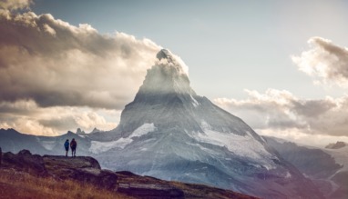 Twee hikers kijken uit op de Matterhorn in Wallis, Zwitserland