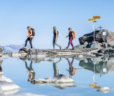 Drie vrouwen hiken langs een meer in Nendaz, Wallis, Zwitserland
