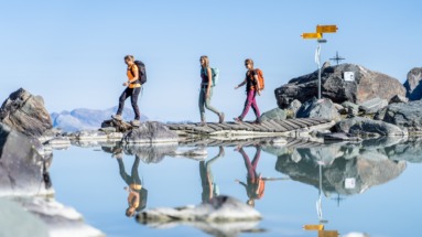 Drie vrouwen hiken langs een meer in Nendaz, Wallis, Zwitserland