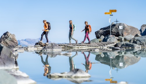 Drie vrouwen hiken langs een meer in Nendaz, Wallis, Zwitserland