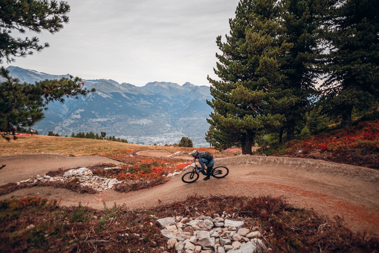 In één vloeiende beweging de helling af? Dat kan in Wallis het hele jaar door: in de winter op de pistes en ’s zomers op de allereerste flowtrail in Nendaz.