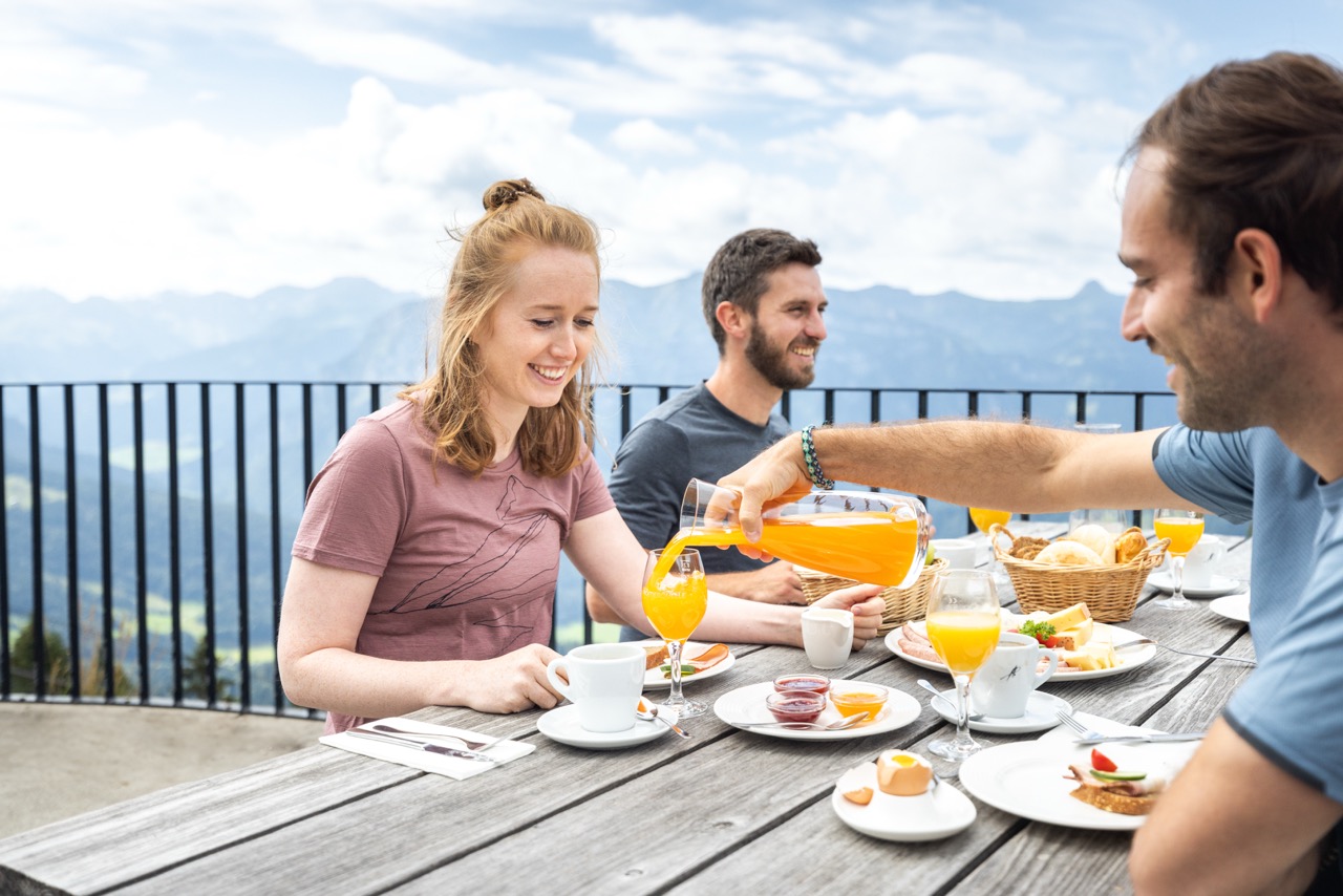Stel ontbijt met uitzicht in panoramarestaurant Baumgarten in het Bregenzerwald, Oostenrijk