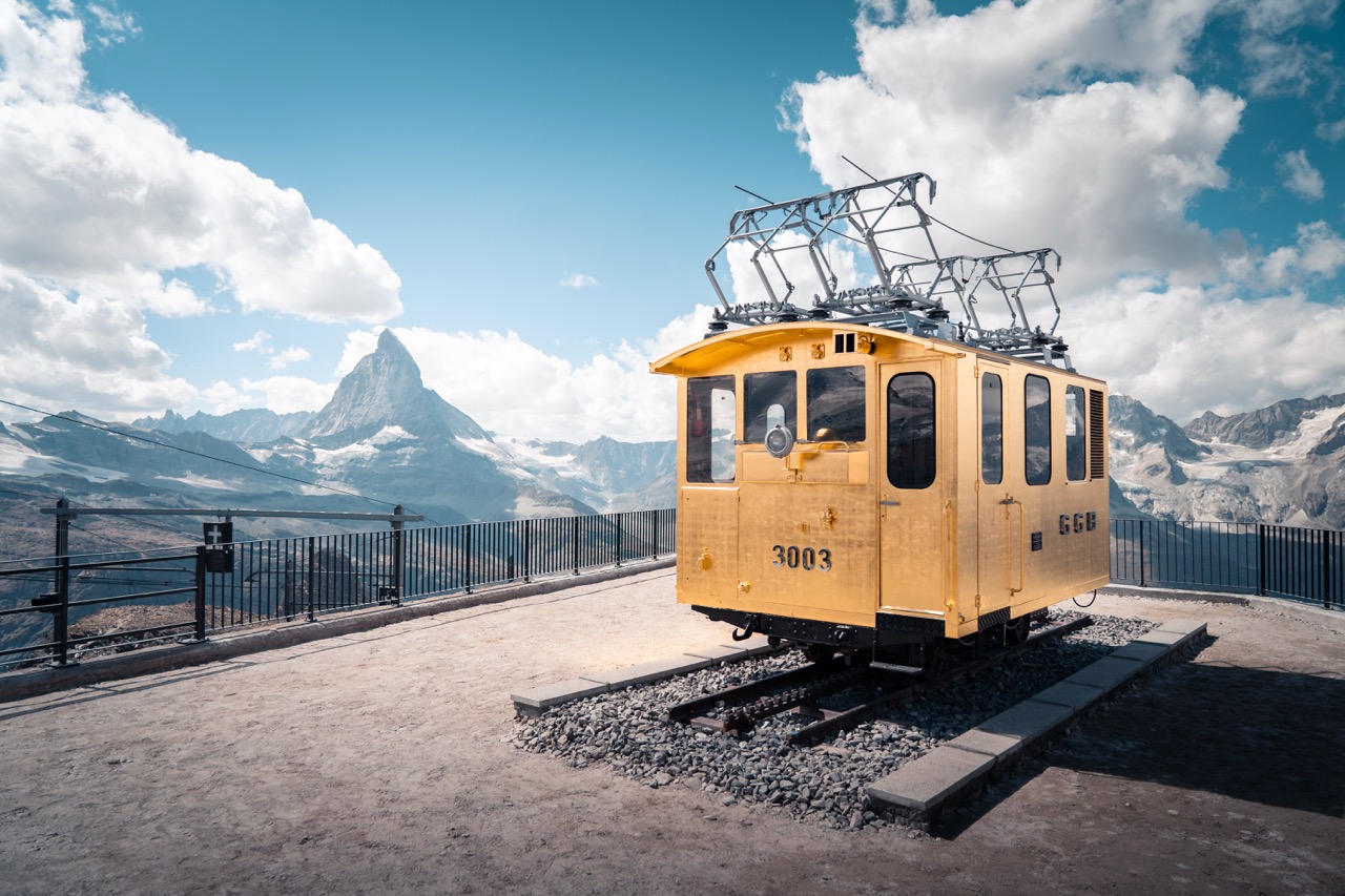 Toen de historische locomotief He 2/2 3003 - een van de drie locomotieven van de eerste generatie van de Gornergrat Bahn - zijn functie verloor, werd hij gerestaureerd, van een gouden laagje voorzien en als blikvanger hoog in de bergen geplaatst. 