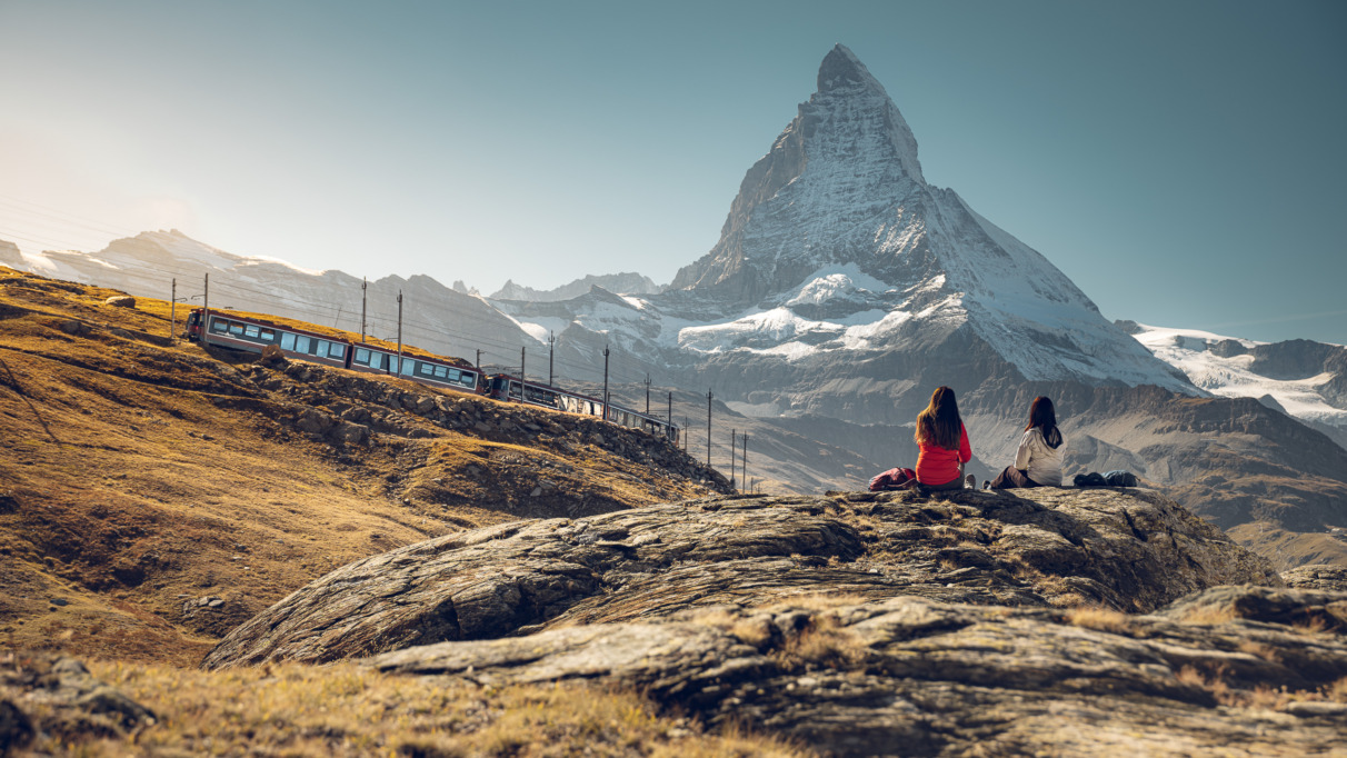 Twee hikers kijken uit op de Matterhorn en de Gornergrat Bahn in Wallis, Zwitserland