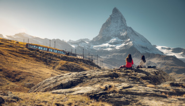 Twee hikers kijken uit op de Matterhorn en de Gornergrat Bahn in Wallis, Zwitserland