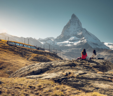 Twee hikers kijken uit op de Matterhorn en de Gornergrat Bahn in Wallis, Zwitserland
