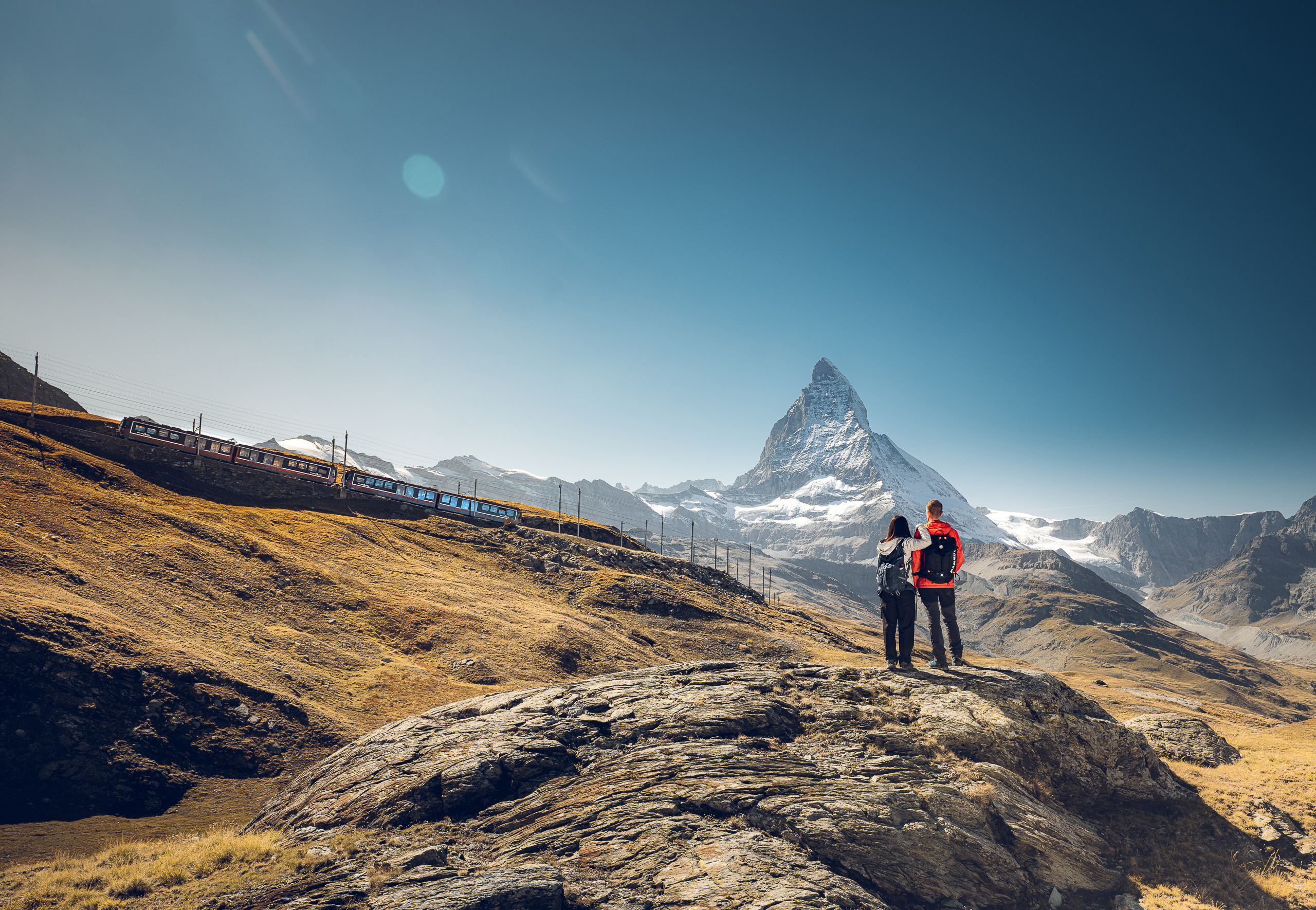 Tussen de Gornergrat en het dalstation in Zermatt, op 1.600 meter boven zeeniveau, ligt een wereld aan wandelmogelijkheden. Hoe hoger je komt, des te onherbergzamer het landschap wordt.