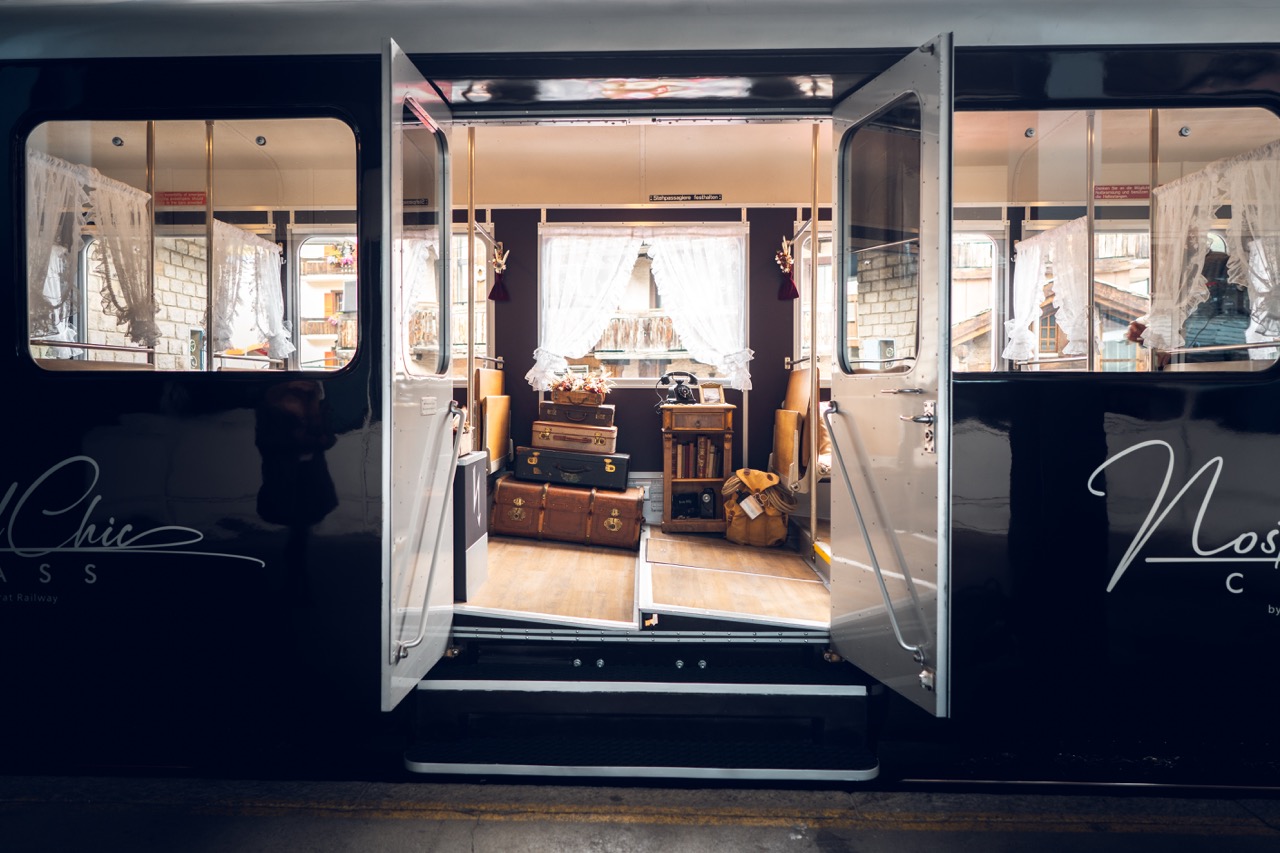 Eerste klas en tweede klas bestaan niet op de Gornergrat Bahn, maar NostalChic Class wél. Tijdens deze nostalgische treinreis stap je in een historische wagon uit 1961, ingericht met de charme van vervlogen tijden.