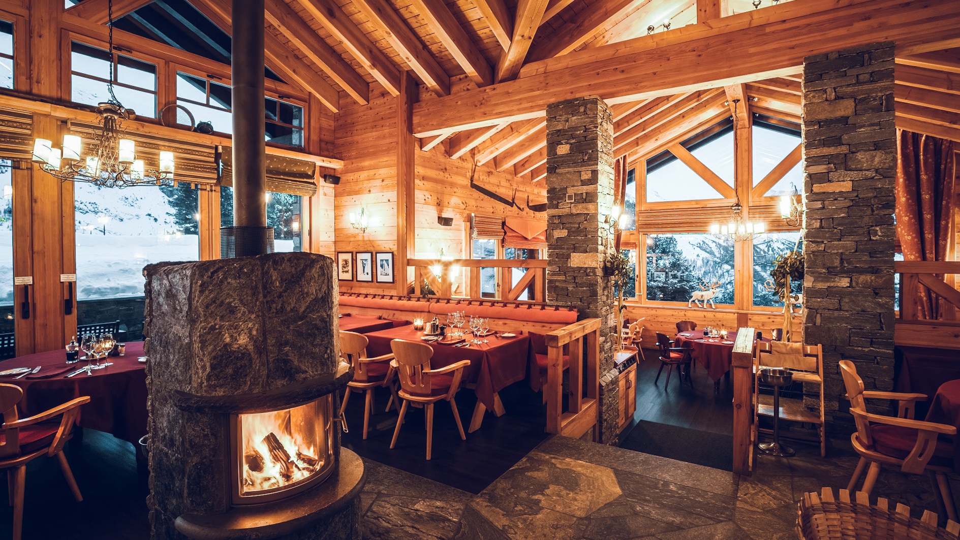 Eten kan er in verschillende restaurants bij het bergstation en de tussenstations Riffelberg en Riffelalp, van traditionele alpenkost in een gezellige berghut tot een exquise gourmetervaring in een toprestaurant.