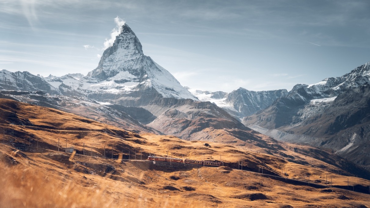 Gornergrat-trein rijdt door de bergen langs de Matterhorn in Wallis, Zwitserland