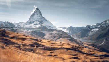 Gornergrat-trein rijdt door de bergen langs de Matterhorn in Wallis, Zwitserland
