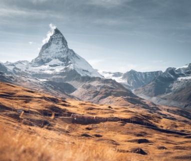 Gornergrat-trein rijdt door de bergen langs de Matterhorn in Wallis, Zwitserland