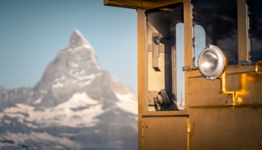 De Golden Spot-trein in Gornergrat, Zwitserland met de Matterhorn op de achtergrond