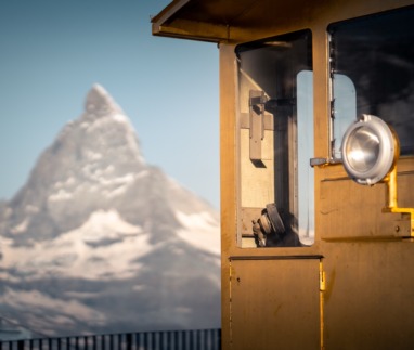 De Golden Spot-trein in Gornergrat, Zwitserland met de Matterhorn op de achtergrond