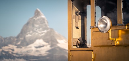 De Golden Spot-trein in Gornergrat, Zwitserland met de Matterhorn op de achtergrond