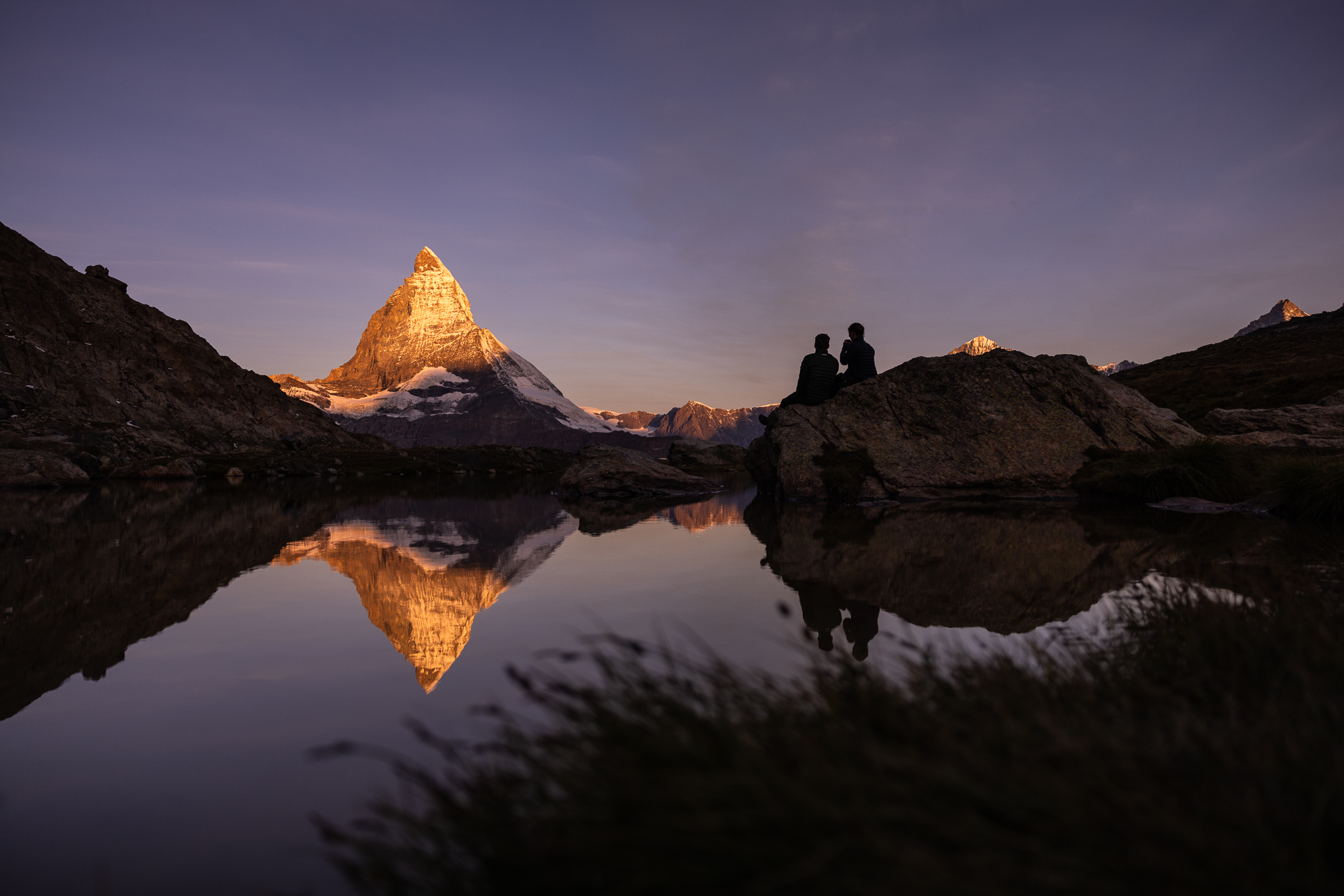 Het is nog pikdonker wanneer je in Zermatt instapt voor een speciale zonsopkomsttrip. Na een korte wandeling naar de Riffelsee zie je hoe de eerste zonnestralen de Matterhorn verlichten.