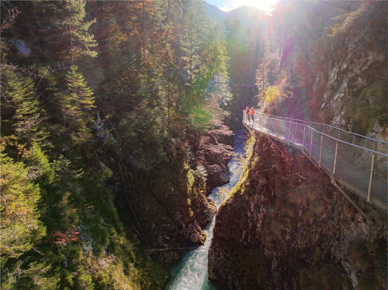 De Kloofgeest, die al sinds het begin der tijden in de Geisterklamm woont, kent elke steen, elke vogel en elk mosplantje dat in de kloof groeit. Ook jij kunt de Leutascher Geisterklamm zo goed leren kennen op het themapad ‘Die Sage vom Klammgeist’ (3,2 kilometer in ongeveer één uur). 