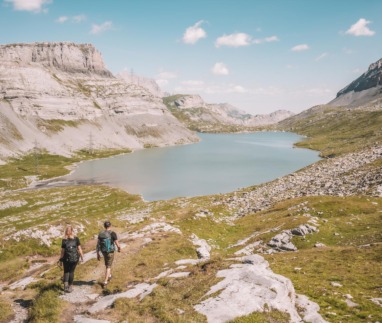 Hikers wandelen de Gemmi Hike naar Daubensee in Leukerbad, Wallis, Zwitserland