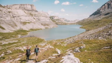 Hikers wandelen de Gemmi Hike naar Daubensee in Leukerbad, Wallis, Zwitserland