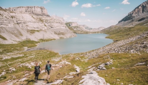 Hikers wandelen de Gemmi Hike naar Daubensee in Leukerbad, Wallis, Zwitserland
