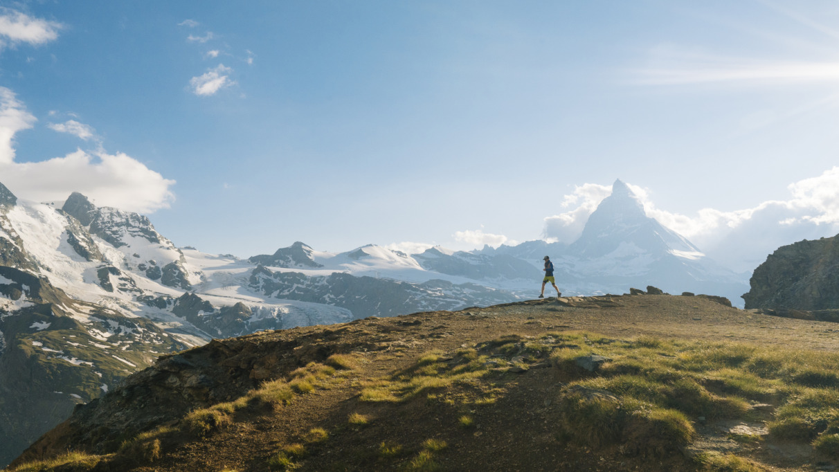 Trailer runner rent berg af op de Gornergrat in Wallis, Zwitserland, met de Matterhorn op de achtergrond