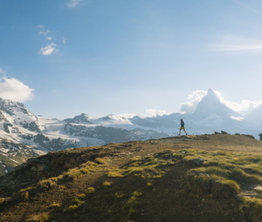 Trailer runner rent berg af op de Gornergrat in Wallis, Zwitserland, met de Matterhorn op de achtergrond