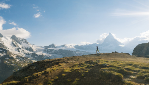 Trailer runner rent berg af op de Gornergrat in Wallis, Zwitserland, met de Matterhorn op de achtergrond