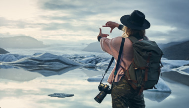 Jonge vrouwelijke fotograaf kiest compositie voor haar foto in IJsland