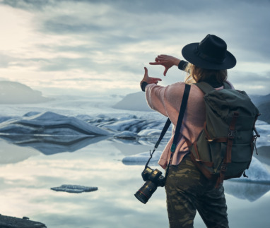 Jonge vrouwelijke fotograaf kiest compositie voor haar foto in IJsland