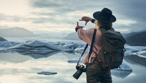 Jonge vrouwelijke fotograaf kiest compositie voor haar foto in IJsland