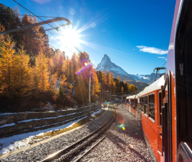Rode trein van de Gornergratbahn vanuit Zermatt, Wallis, Zwitserland