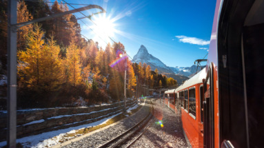 Rode trein van de Gornergratbahn vanuit Zermatt, Wallis, Zwitserland