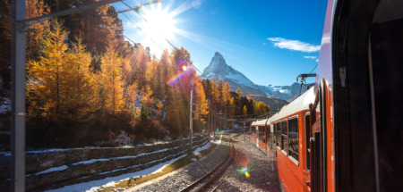 Rode trein van de Gornergratbahn vanuit Zermatt, Wallis, Zwitserland