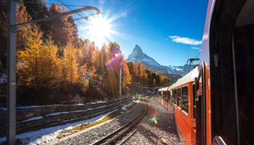 Rode trein van de Gornergratbahn vanuit Zermatt, Wallis, Zwitserland