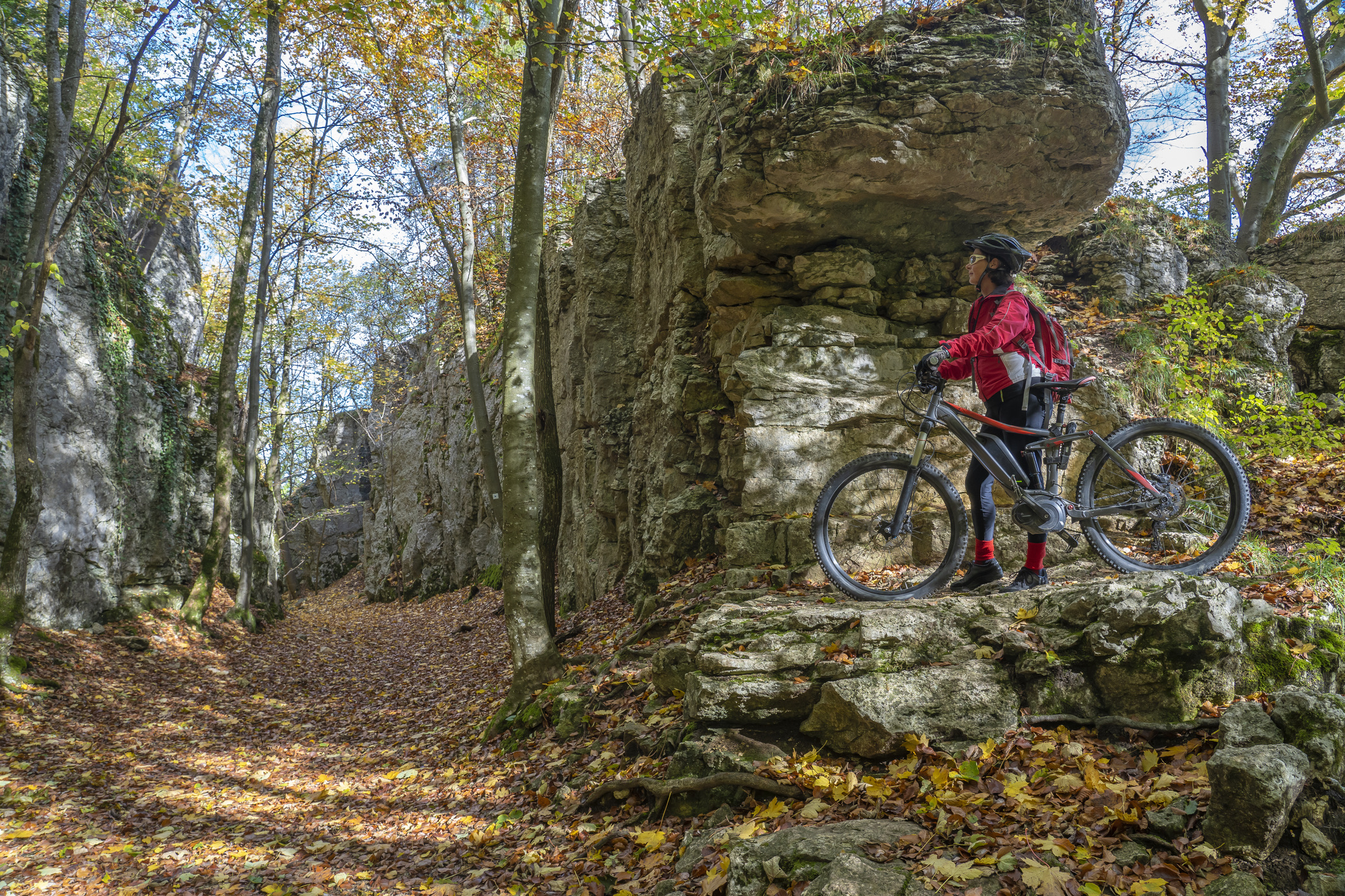 Mountainbiker bekijkt de omgeving in het Müllerthal in Luxemburg