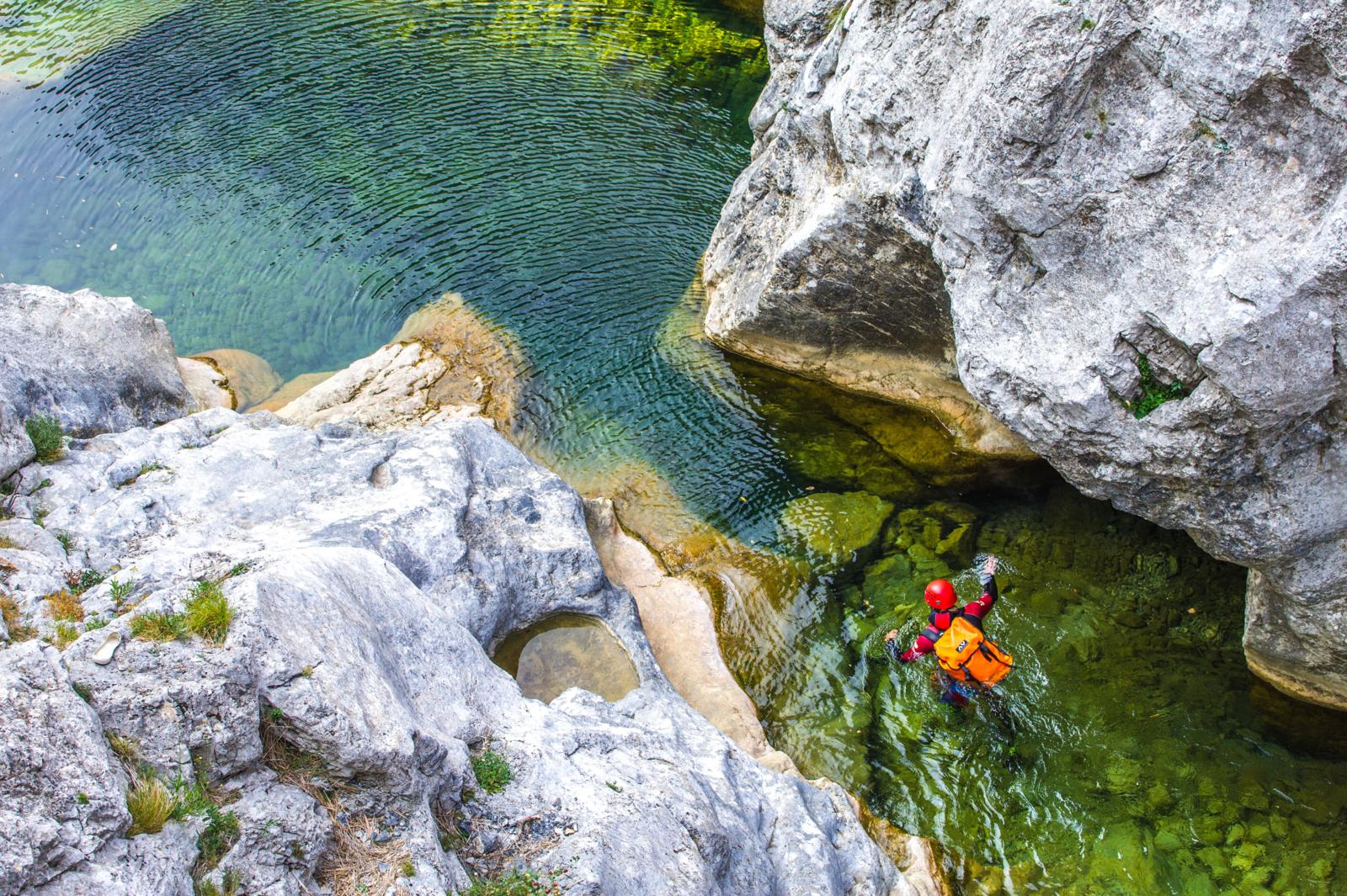 In de voorlopers van de Franse Pyreneeën heeft de turquoise Agly-rivier een smalle kloof uitgesleten met kalksteenwanden van wel vijfhonderd meter hoog: de Gorges de Galamus. 