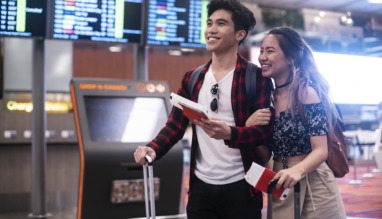 Jong Aziatisch koppel op het vliegveld