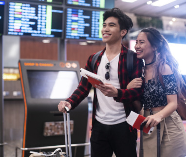 Jong Aziatisch koppel op het vliegveld