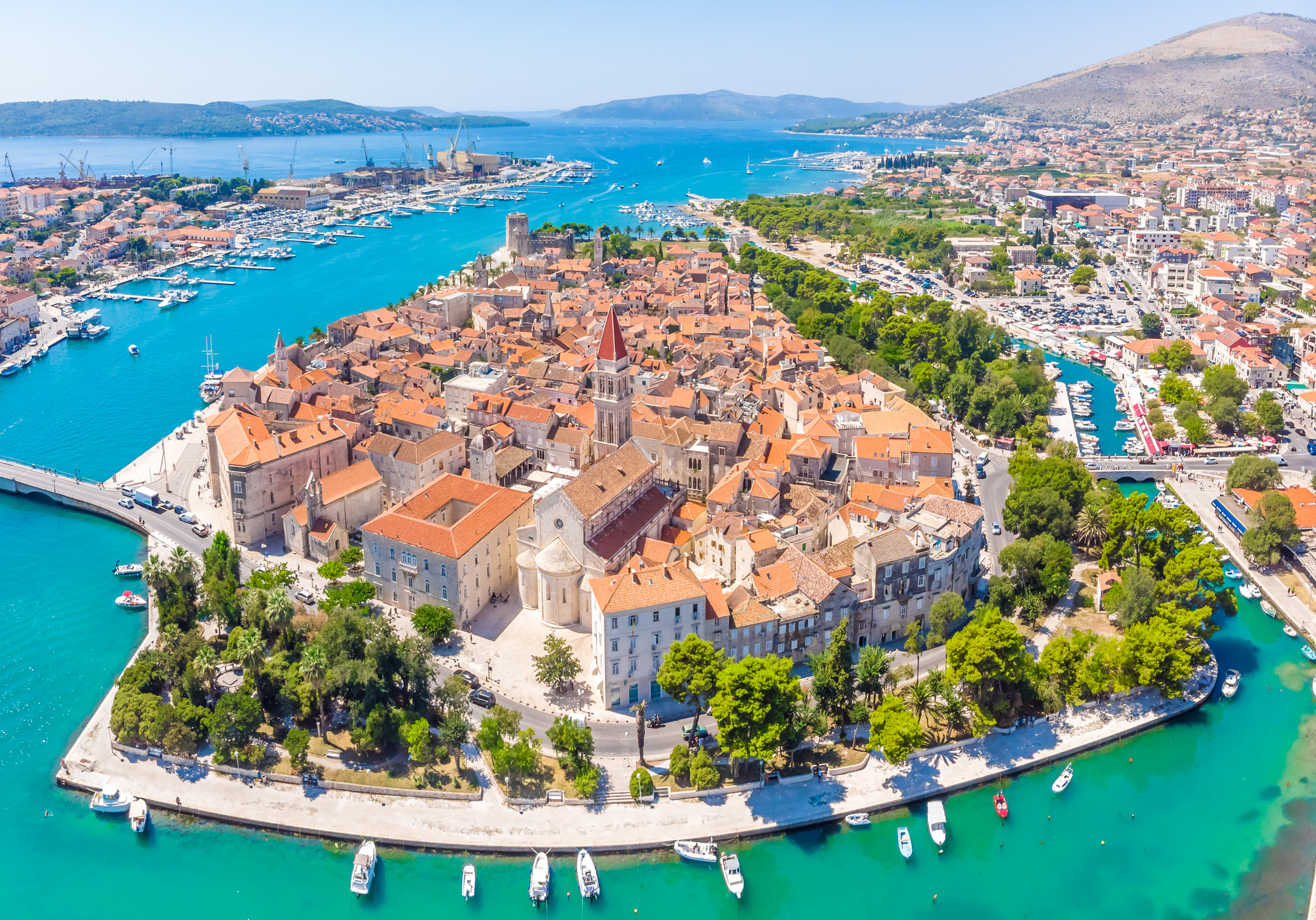 Het middeleeuwse stadshart van Trogir in vogelvlucht.