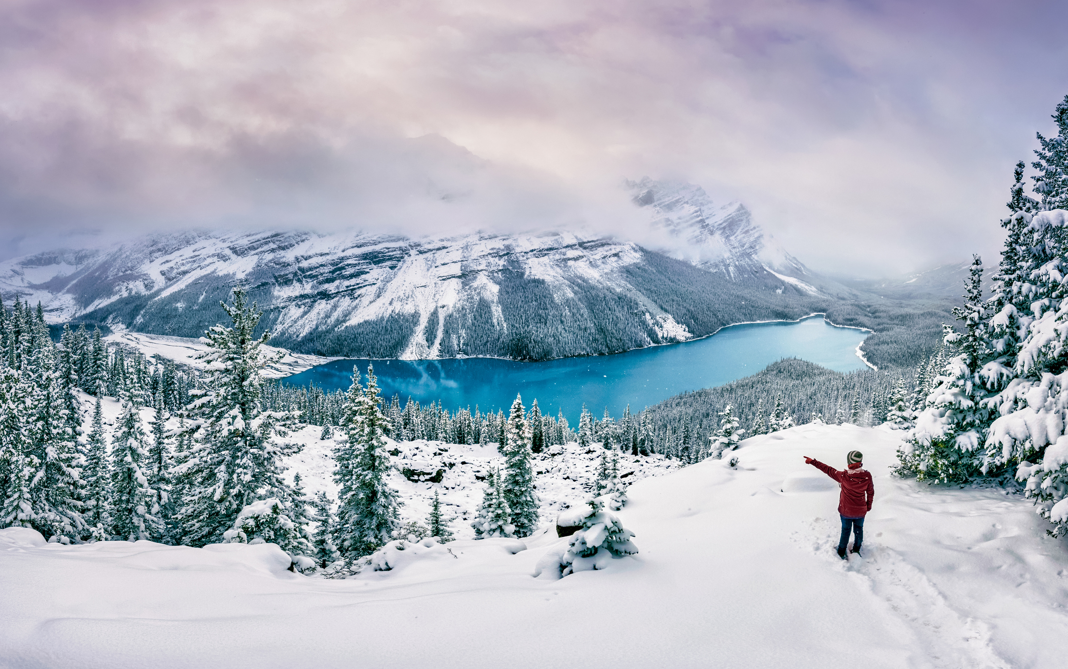 De nationale parken in de Rocky Mountains zijn vaste prik tijdens een roadtrip met de camper, maar ook ’s winters kun je hier aardig uit de voeten, als je sneeuwschoenen huurt, tenminste. 