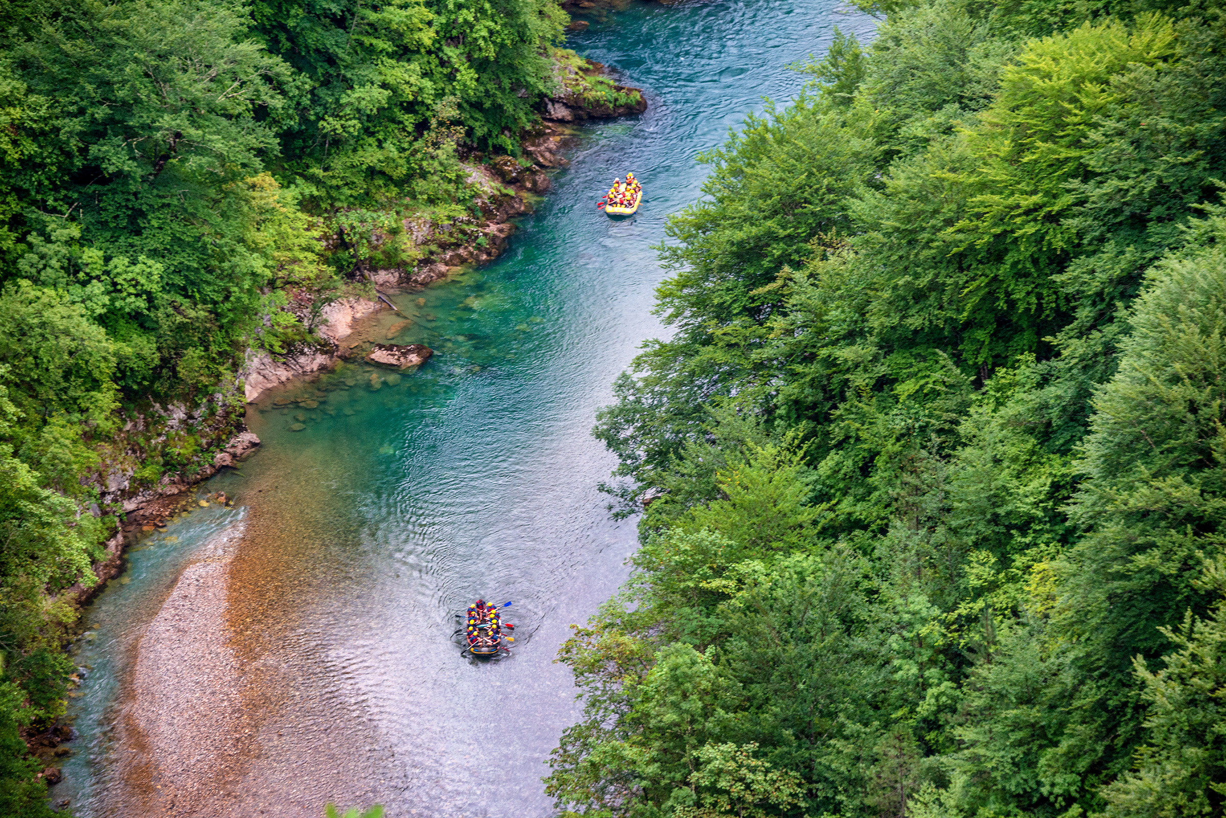 In Bosnië-Herzegovina en Montenegro heeft de Tara de diepste kloof van van Europa uitgesleten. Het water staat het hoogst in mei en juni, maar ook buiten deze maanden kun je hier een- en meerdaagse raftingtrips maken.