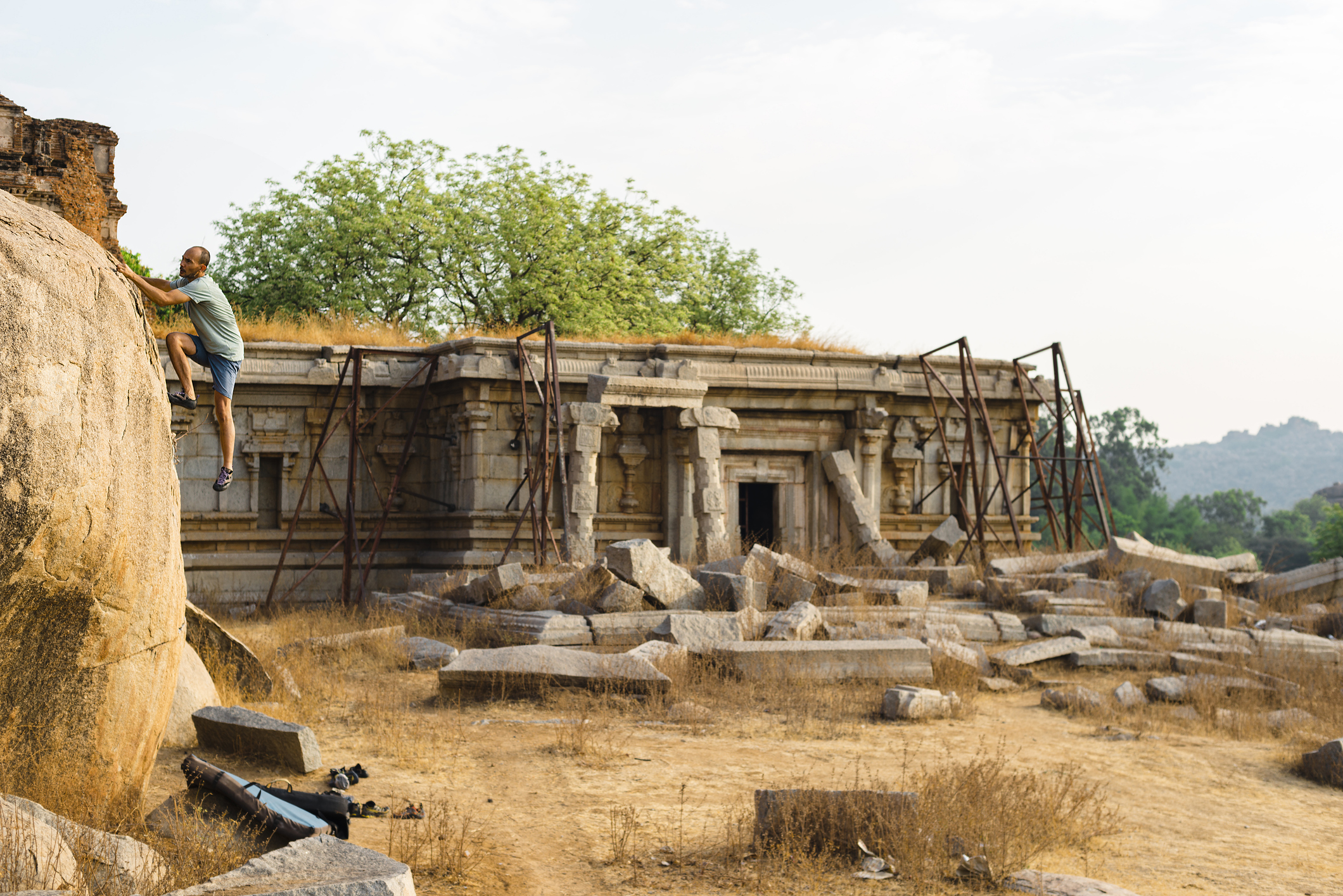 Beklim de granieten keien in het Krishkindagebied rond het Indiase Hampi voor een privéuitzichtpunt op het Werelderfgoedcomplex. 